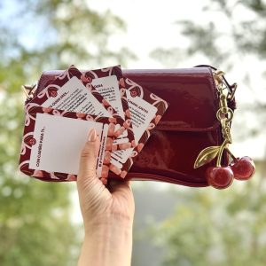 Bolso Cherry tinto con CHARM DORADO